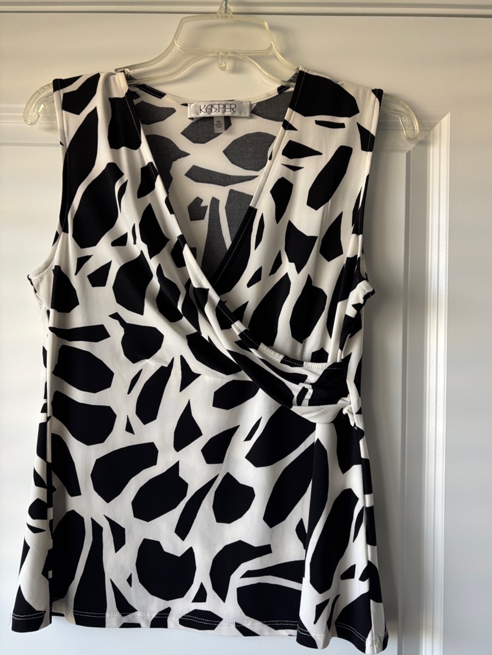 Kasper Abstract Wrap Front Top in Black & White Size Medium